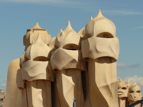 Foto d'estoc gratuïta de barcelona, casa milà de gaudí, escultures de sorra