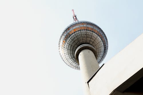 무료 고층 타워의 낮은 각도 사진 스톡 사진