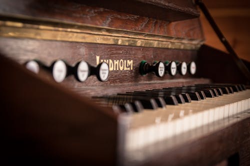 茶色の木製ピアノ