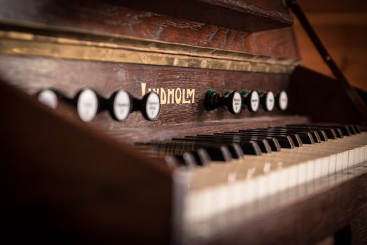 特写镜头捕捉了复古林霍尔姆钢琴琴键的经典精髓