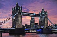 伦敦标志性塔桥在壮丽的日落天空映衬下，非常适合旅行和建筑主题