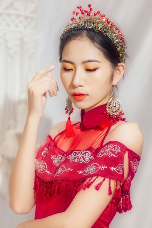 Free Beautiful portrait of a woman in traditional Hanfu with intricate embroidery and ornate headpiece. Stock Photo