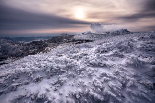 在宁静的日出天空下，白雪皑皑的山脉令人惊叹，尽显冬季之美