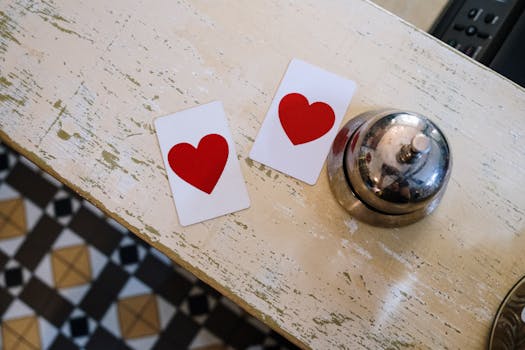 古董柜台上摆放着两张心形卡和一个铃，非常适合浪漫主题
