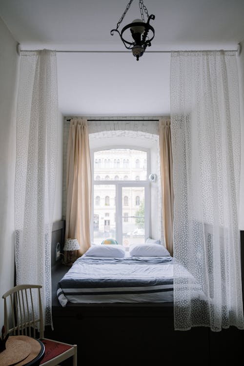 Foto stok gratis jendela, kamar tidur, kordin