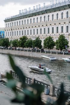这座城市风景优美，河流、摩托艇和历史建筑共同展示出宁静的城市环境