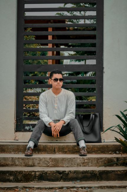 Suéter crema de punto, pantalón gris y el tote al lado para una tarde tranqui. Hoy me siento muy cómoda con estos tonos.
#lookdeldia #cream #sweater #bag