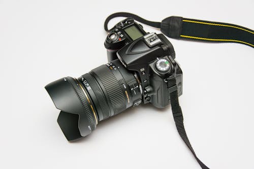Zwarte Dslr Camera Op Wit Oppervlak