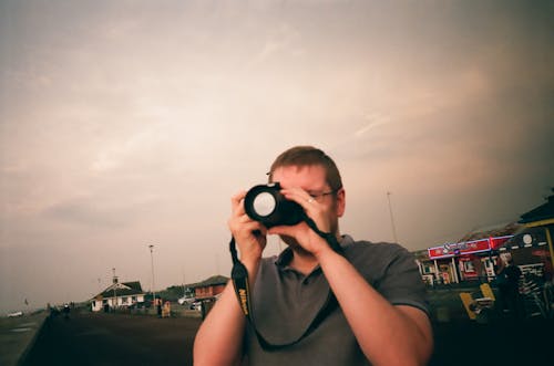 Gratis arkivbilde med fotograf, holde, kamera