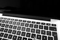 一张显示德国布局键盘特写的笔记本电脑单色图像