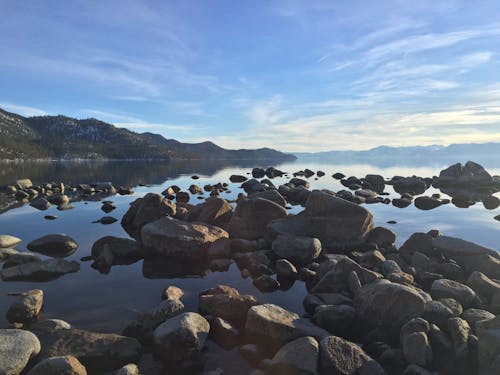 Pierres Sous Ciel Nuageux