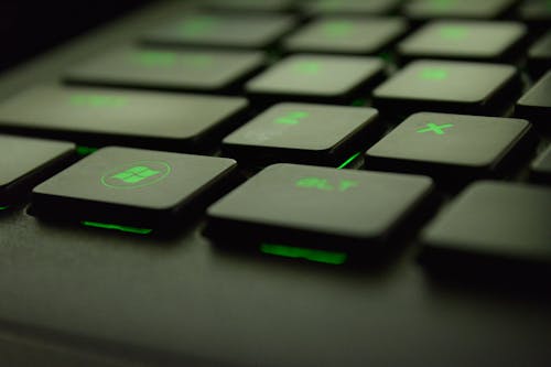 黒と緑のコンピューターのキーボードキーのクローズアップ写真