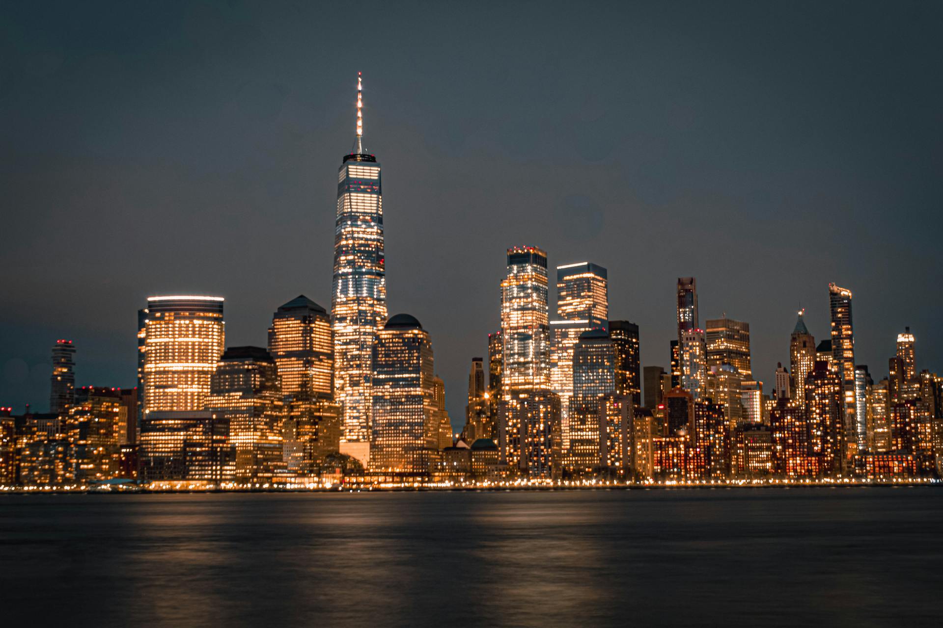 Prachtig uitzicht op de skyline van New York City 's nachts verlicht vanaf de waterkant.