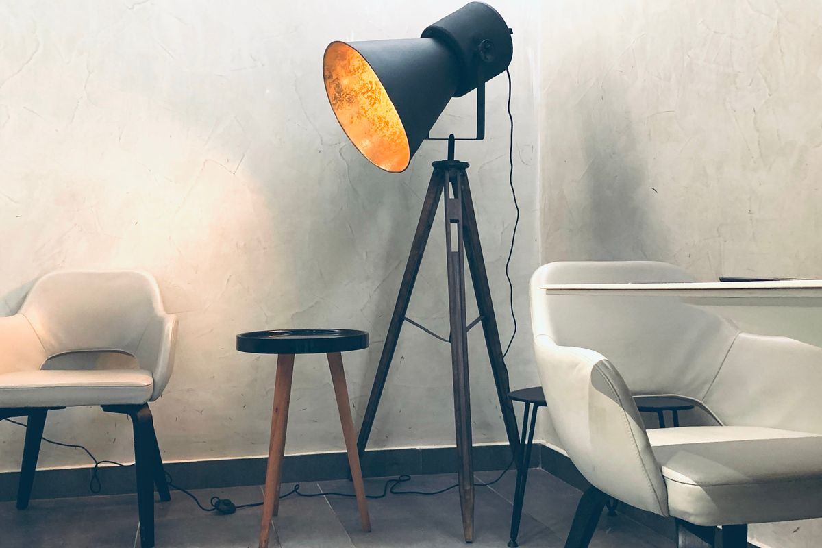 Lampe de salon à pied : notre guide d'achat - 3. Bien choisir la puissance, les lumens et la température de couleur