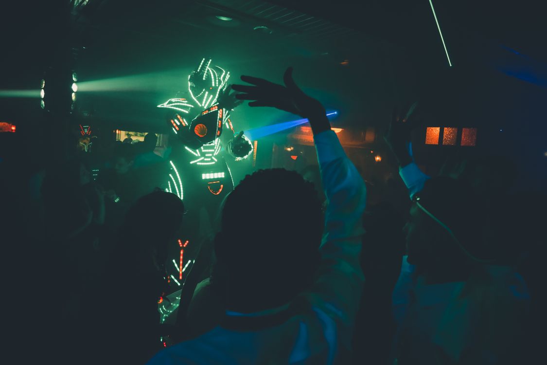 Show con performer LED