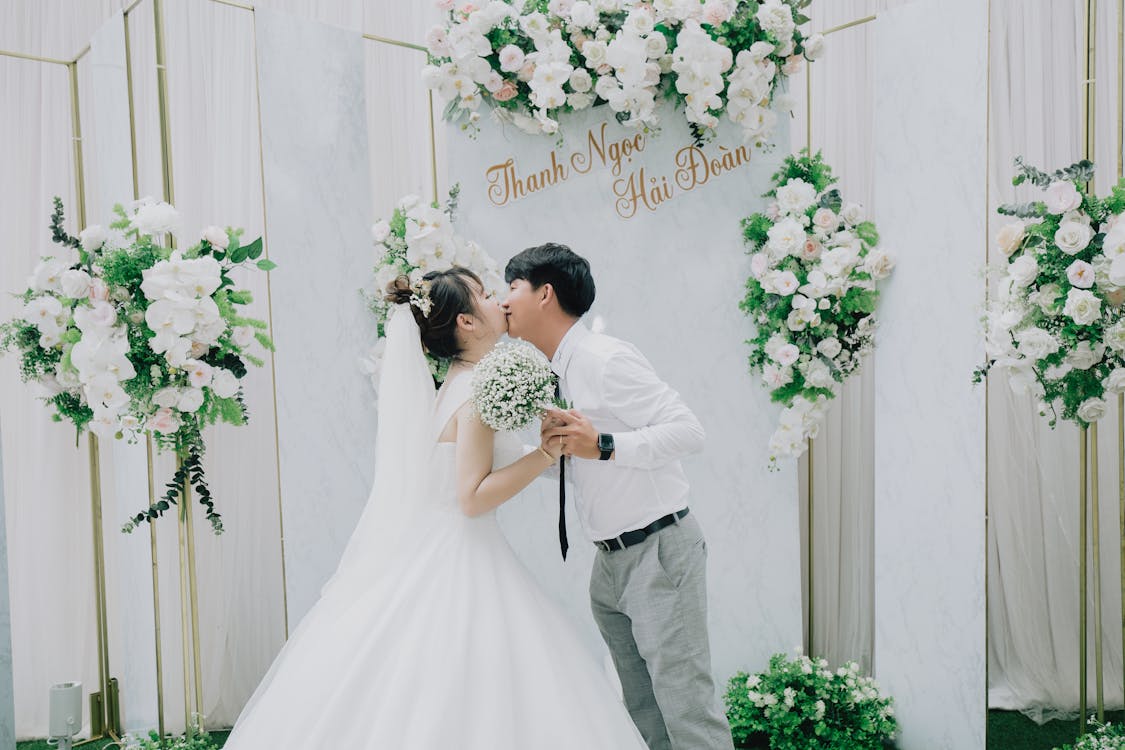 Foto profissional grátis de amor, arranjo de flores, beijo