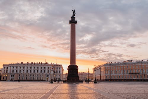 Fotobanka s bezplatnými fotkami na tému alexandrový stĺp, betónové budovy, biela obloha