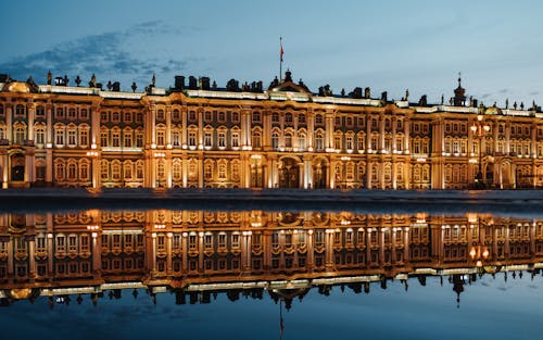 Δωρεάν στοκ φωτογραφιών με winter palace, αντανάκλαση του νερού, βραδινός ουρανός