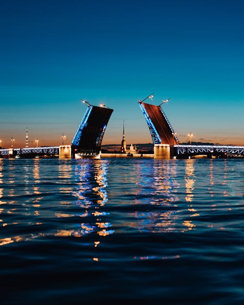 Bâtiment Bleu Et Blanc Près Du Plan D'eau Pendant La Nuit