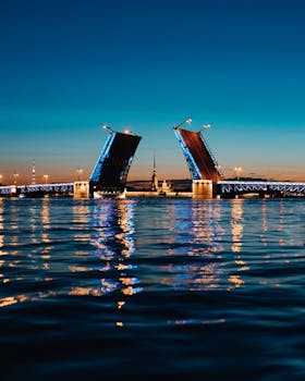 圣彼得堡夜晚的涅瓦河上，美丽的宫殿桥景色迷人