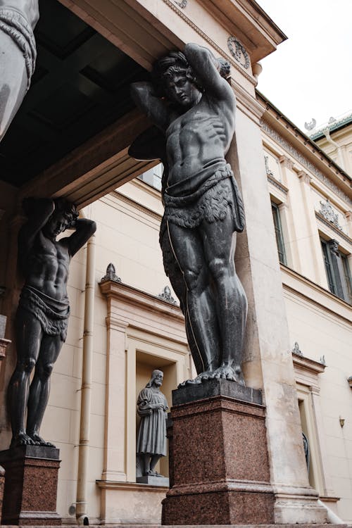 Schwarze Statue Des Mannes, Der Buch Hält