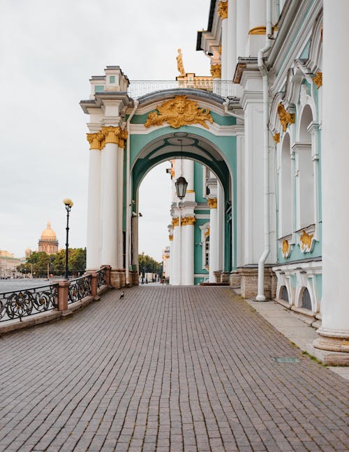 Fotobanka s bezplatnými fotkami na tému budova, cestovať, chodník