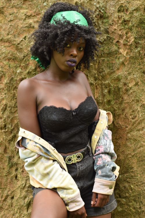 Free Vibrant outdoor fashion photoshoot with a stylish model in Tanzania, showcasing afro hair and unique style. Stock Photo