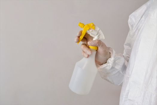 戴手套使用喷雾除霉剂清洁墙面