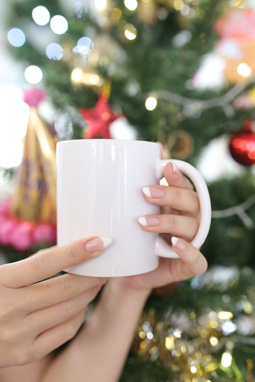 Photos gratuites de arbre de noël, arrière-plan flou, boisson chaude