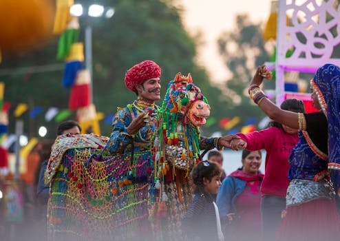 在印度节日上，穿着传统服装的男子与华丽的马匹共同举行了充满活力的庆祝活动