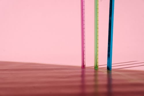 бесплатная розово синяя линейка на розовой поверхности Стоковое фото