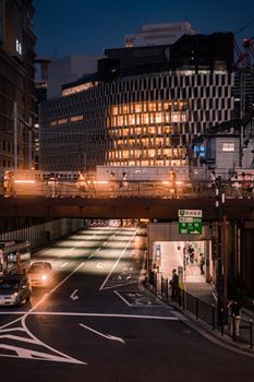 夜晚，大阪的城市街道和建筑灯火通明，展现出其现代建筑的风貌
