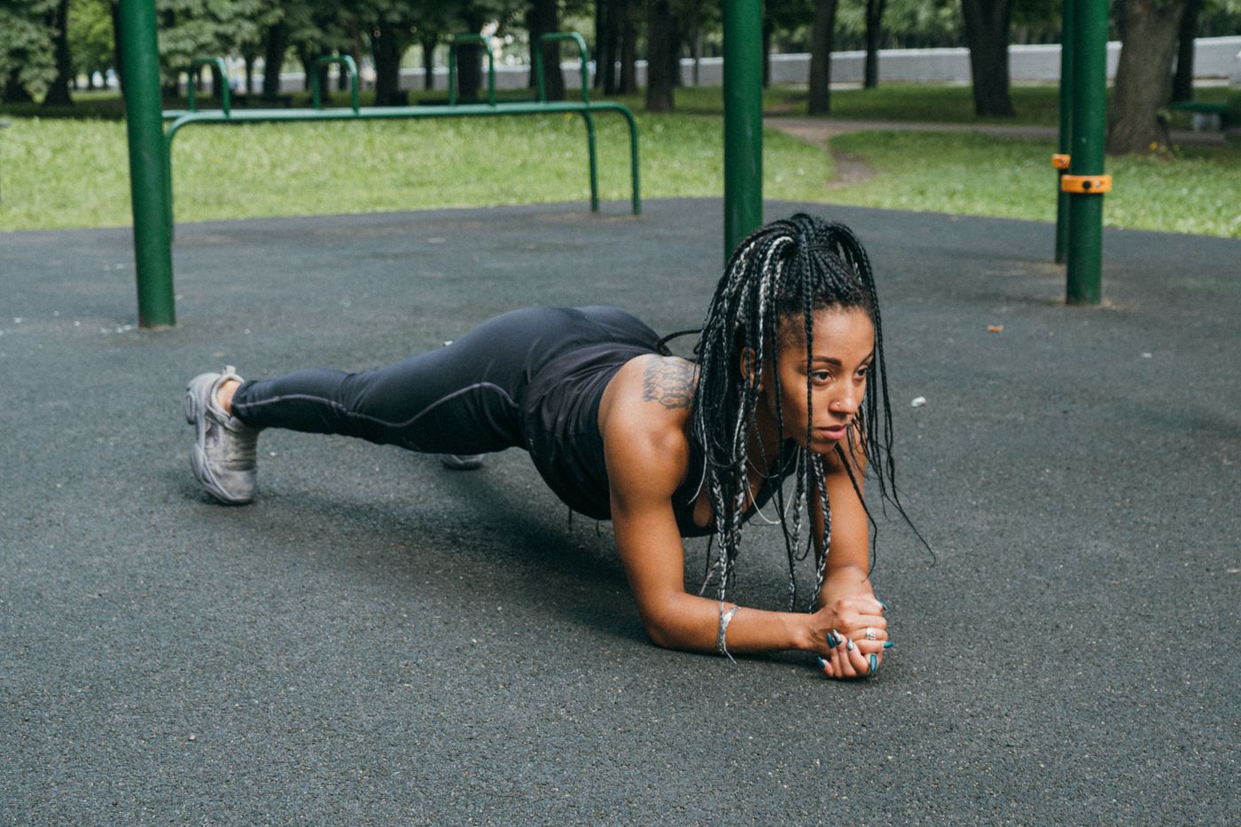 Frau bei Core-Training im Freien – Symbolbild für eine feste Körpermitte