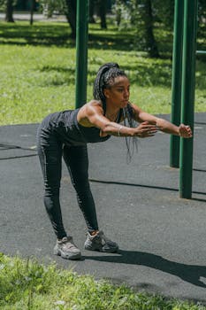 一位非裔美国女性在户外健身，拥抱健康的生活方式