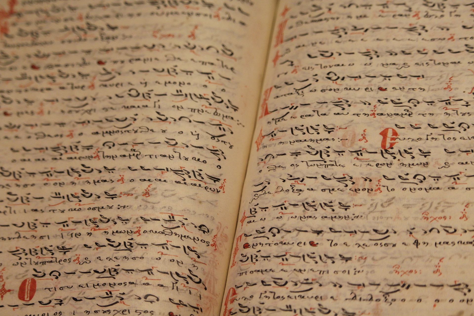 Pages d'un ancien manuscrit dans une bibliothèque