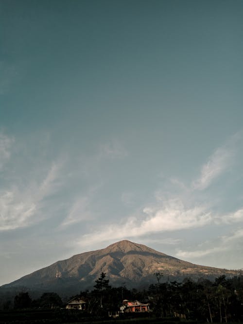 Immagine gratuita di cielo sereno, montagna, nuvole