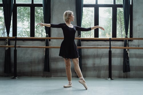 Free Female dancer performing ballet dance in classroom Stock Photo