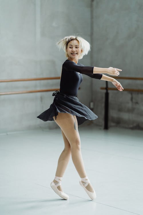 Ballerina In Spitzenschuhen Und Trikot Tanzen Im Studio