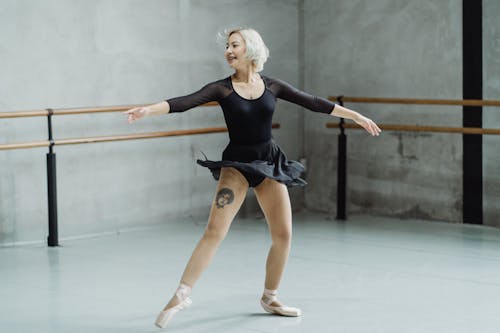 Vrolijke Ballerina Beoefenen Van Dans In De Studio