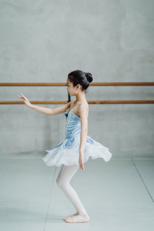 Kleines Mädchen Tanzt Ballett Im Studio