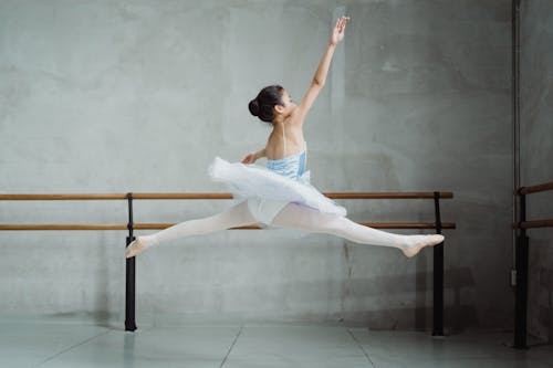 Sierlijke Ballerina Touw Sprong In Studio Doen