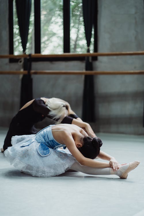 Anmutige Frau Mit Schüler, Die Stretchübung Im Ballettstudio Tut