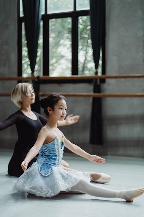 Anmutiges Ethnisches Mädchen, Das Mit Balletttänzerin Probt