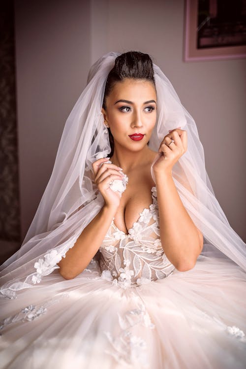 Безкоштовне стокове фото на тему «біла сукня, вертикальні постріл, весілля» стокове фото