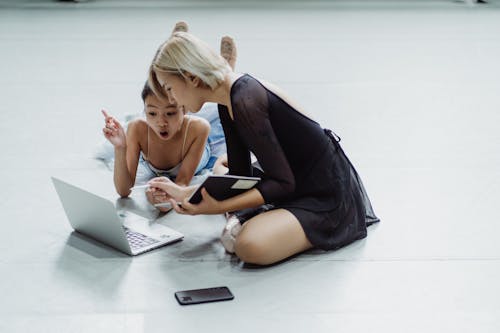 Pequeña Bailarina Asiática Impresionada Con Instructor Usando Laptop