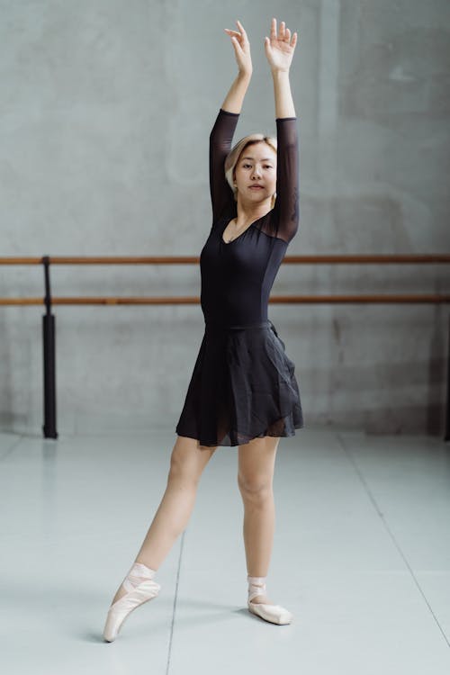 gratis Etnische Ballerina Doet Dansbewegingen In De Studio Stockfoto