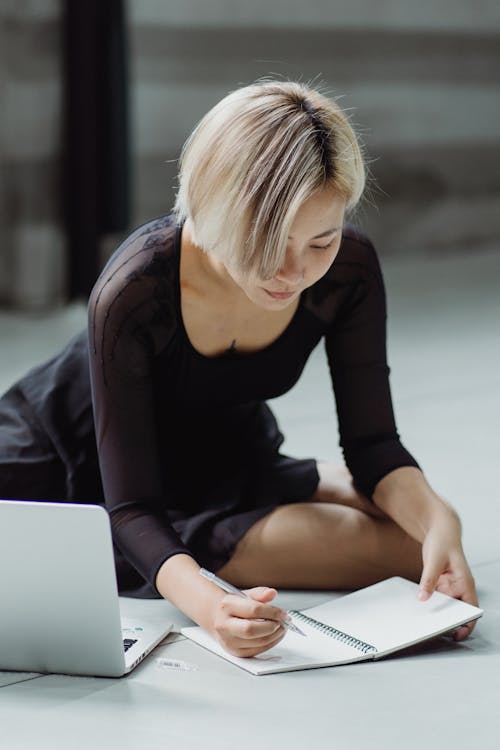 Femme Ethnique Ciblée, écrire Des Notes Dans Le Bloc Notes