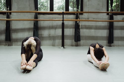 До неузнаваемости гибкие балерины делают упражнения на растяжку во время тренировки