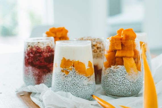 Pudim de chia com frutas e granola em pote de vidro — café da manhã saudável