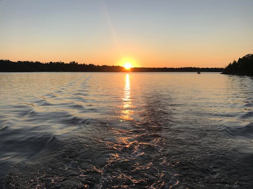 göl, gün batımı, Güneş içeren Ücretsiz stok fotoğraf